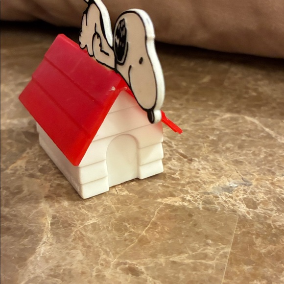 Snoopy on Red Doghouse Pencil and crayon sharpener plastic Hong Kong 1968 - Picture 4 of 7